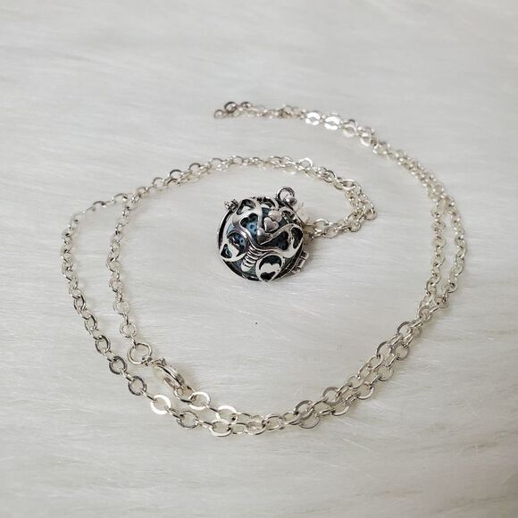 ESSENTIAL CHARMS Aromatherapy necklace butterfly shape with natural lava rock st - Picture 1 of 8